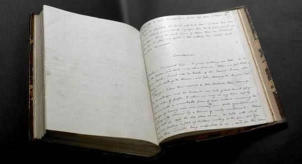 手稿上有很多排字工人沾了油墨的指印，还有几位工人的铅笔签名。《简·爱》创作手稿誊写本，第三册，夏洛蒂·勃朗特作，1847年。（大英图书馆供图）.jpg