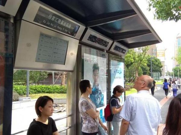见到过墨水屏公交站牌吗？今年内上海将再增加2500个