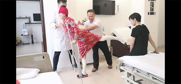 60岁杨丽萍练舞骨折四处，做完手术3天绑石膏做高抬腿不费劲