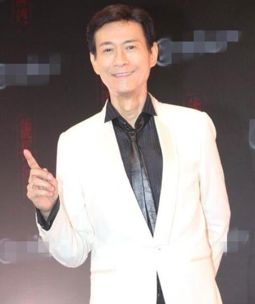 71岁郑少秋为新剧宣传，造型帅过小鲜肉，可其实他已经秃头39年！