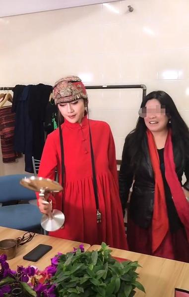 60岁杨丽萍意外撞脸范冰冰，拍照自己拿镜子打光，拍完瞬间变脸