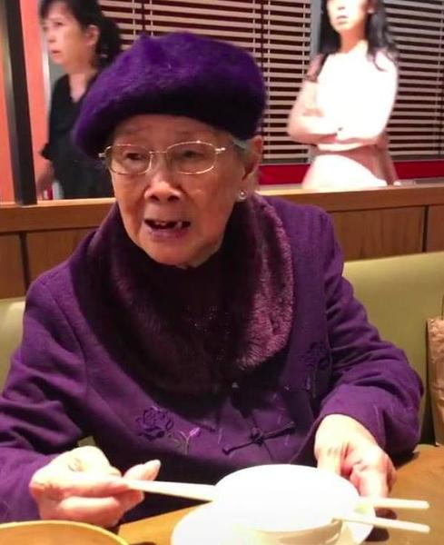 梅艳芳96岁妈妈现身，一个月3万不够花，手上翡翠戒指却亮了