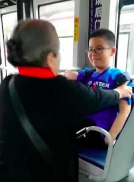 83岁“容嬷嬷”李明启头发苍白坐公交，不舍孩子让座宁愿站着