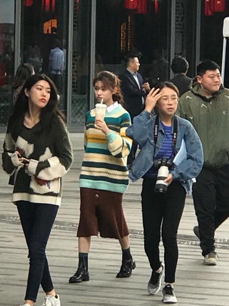 林允街头喝奶茶 打扮清纯靓丽收获粉丝们的一致好评