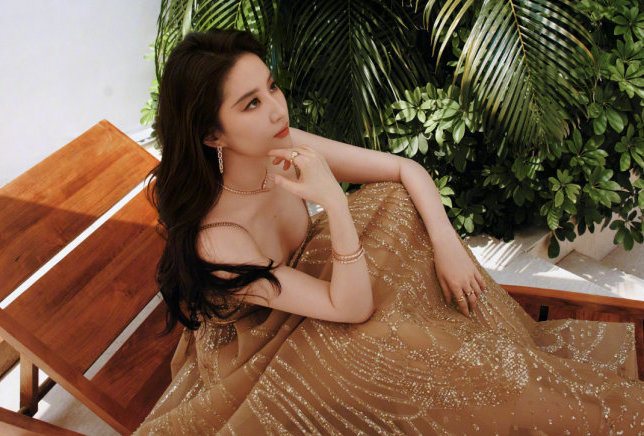 刘亦菲晒度假风美照 金色吊带长裙尽显优雅
