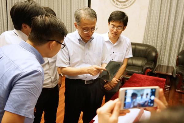韩礼元教授现场介绍钙钛矿太阳能电池模块