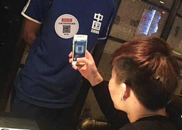 沪上餐厅兴起打赏制度 服务员一天被赏60余