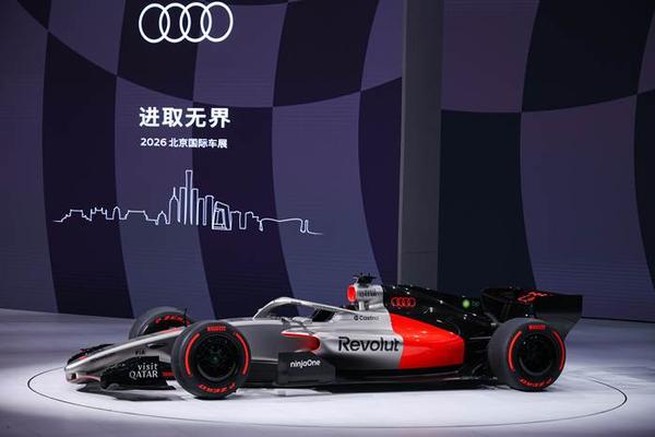 2、车展现场，奥迪F1展车R26惊艳亮相