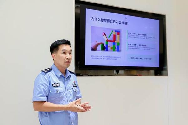 2 刘警官开展反诈骗宣传