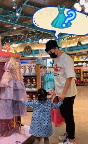 陈赫带女儿逛迪士尼，安安看到公主裙耍赖非要买，陈赫乖乖付钱