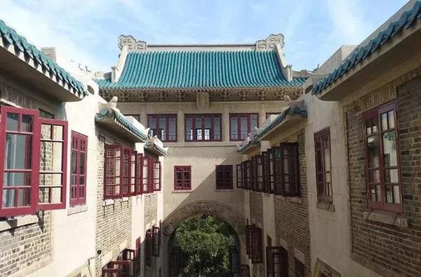 中国十大最美高校，风景区里上学，你的母校上榜了吗？