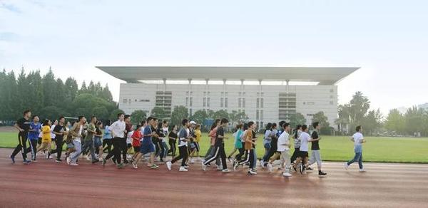 沪上27所高校的晨跑体锻大军，其中是否有过你的身影？