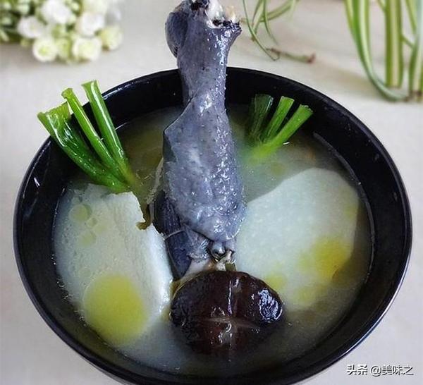 乌鸡炖汤，我家三口人靠它撑过冬天