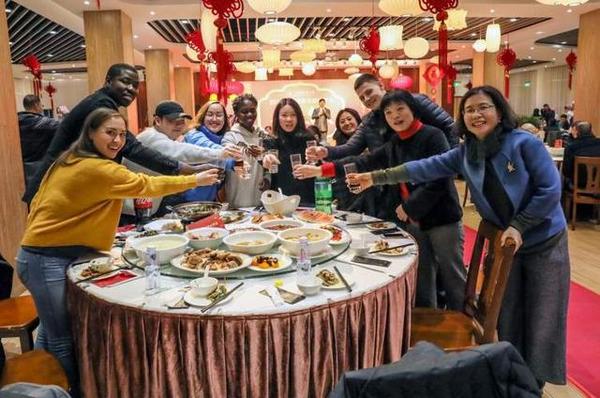 千元大礼包、食堂免费吃……上海高校里今年的年夜饭长啥样？一起看过来