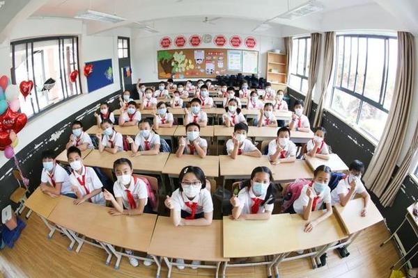 刷屏！上海19所小学超美毕业照来袭！世外、逸夫等，你pick哪所？