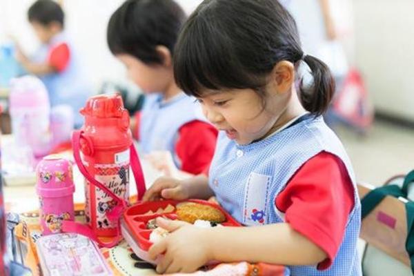 看完日本幼儿园的午饭，我才知道作为家长输在哪儿了