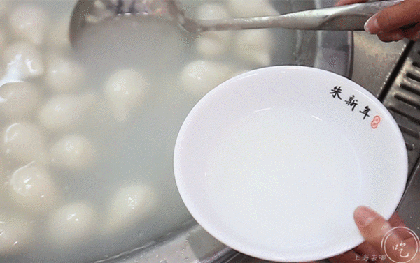 苏州爆排的老字号来上海了！仅凭一碗水磨挂粉汤圆，一开就是33年