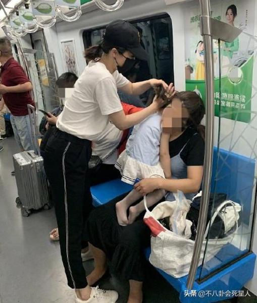 董璇“坚强妈妈”人设崩塌？收工带女儿坐地铁，却因包占座惹非议