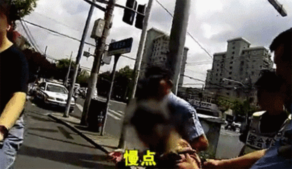 "公安就是这样的人!"上海7旬老太网恋陷"杀猪盘",当街骂民警…