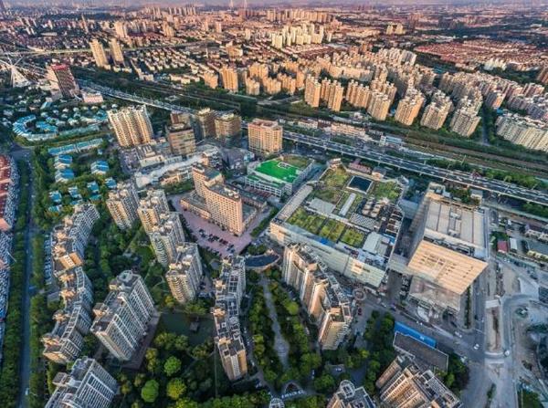 上海轨道交通1号线南段采用地面轨道的原因:沪杭铁路已经存在