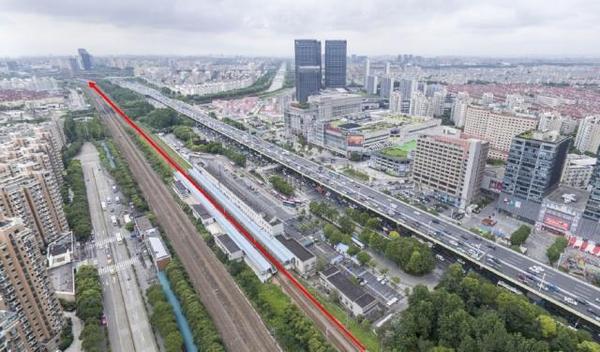 上海轨道交通1号线南段采用地面轨道的原因:沪杭铁路已经存在