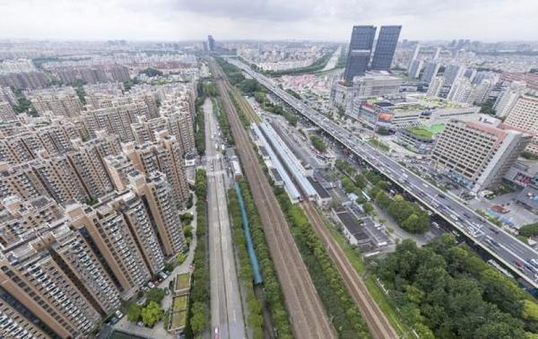 上海轨道交通1号线南段采用地面轨道的原因:沪杭铁路已经存在