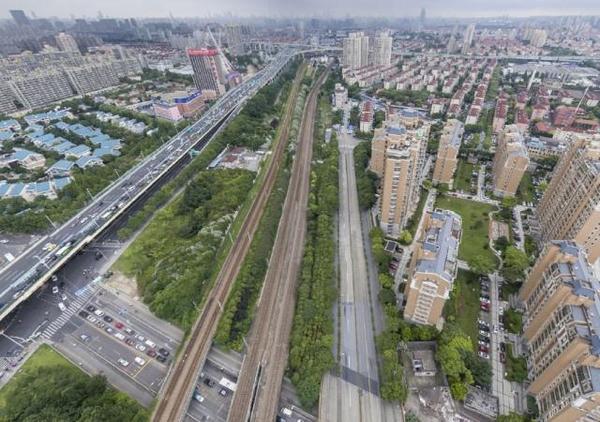 上海轨道交通1号线南段采用地面轨道的原因:沪杭铁路已经存在