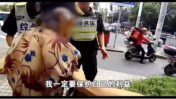 "公安就是这样的人!"上海7旬老太网恋陷"杀猪盘",当街骂民警…