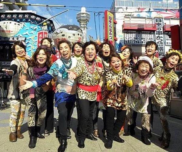 日本冲绳因为中国游客的关照生意兴隆,很多商家直接收起了人民币