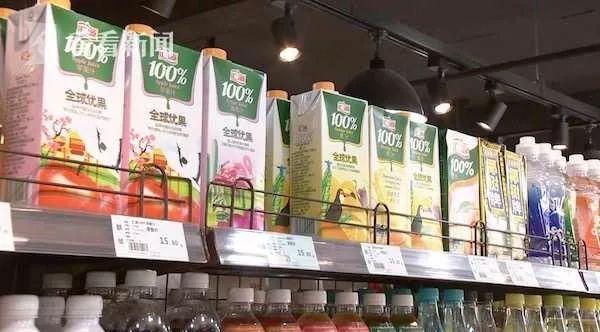 惊呆了!上海一男子喝果汁喝出异物!这饮料便利店都有卖,你可能也喝过