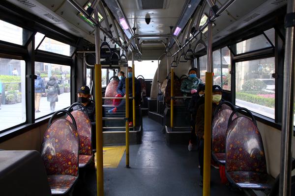 “隔位而坐”已成许多乘客的共识（巴士一公司供图）.jpg