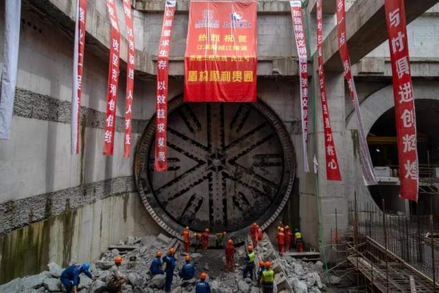 深度揭示上海市江浦路隧道的结构：两条隧道分开，与18号线相叠加