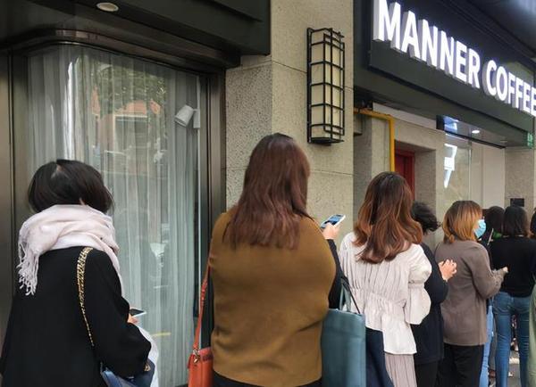 上海人又又又排队…这次全是年轻人!提着热水壶,在薅啥羊毛?