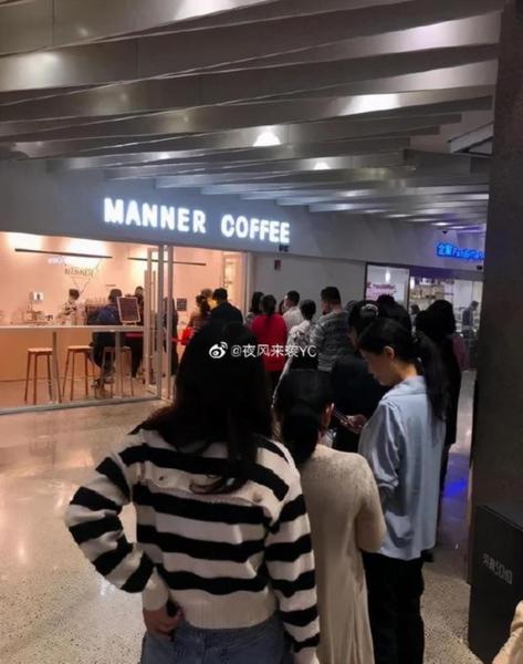 上海人又又又排队…这次全是年轻人!提着热水壶,在薅啥羊毛?