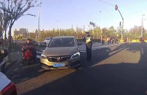 校车被查！上海小学生“黑白配”争坐警车！警察叔叔：以后就坐不到喽
