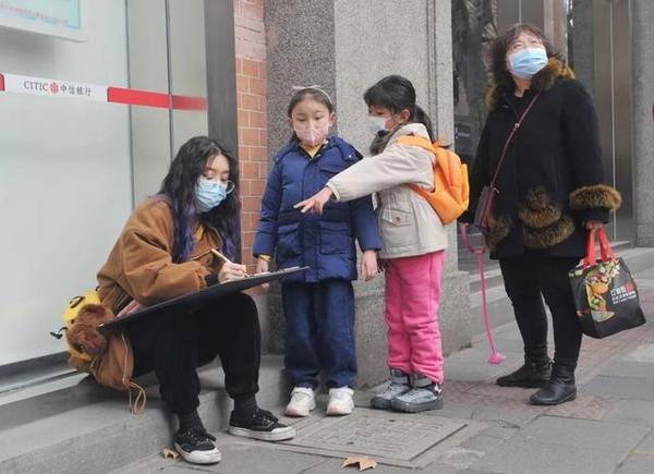 一群年轻人在愚园路上“蹲点 ”,引得路人围观,啥情况?