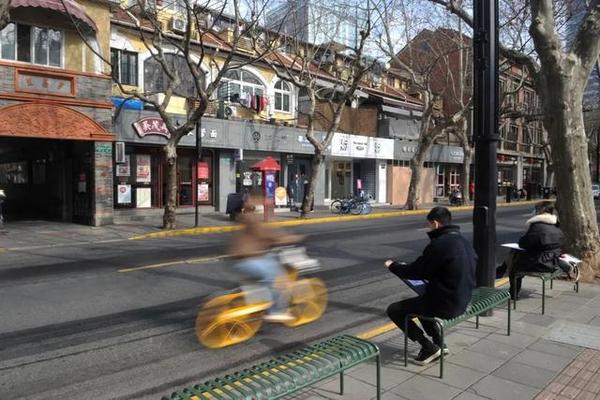 一群年轻人在愚园路上“蹲点 ”,引得路人围观,啥情况?