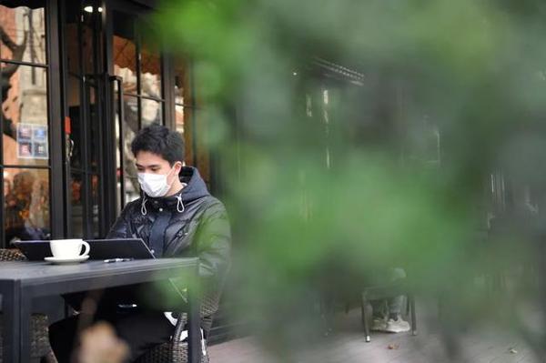 一群年轻人在愚园路上“蹲点 ”,引得路人围观,啥情况?