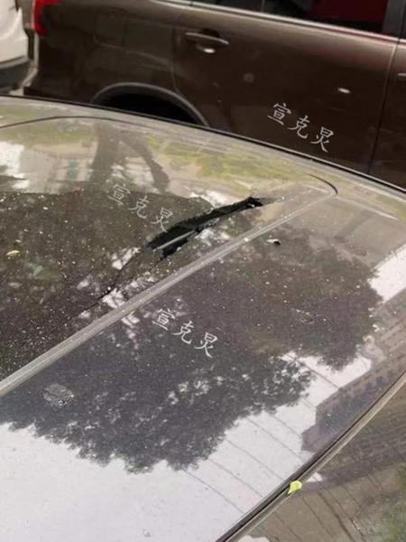 啥情况?上海一小区30楼天降钢珠!砸中9辆车,200万路虎天窗被砸碎