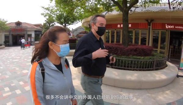 56岁“离家出走”阿姨现状曝光:接奢侈品广告,登《纽约时报》,逃离不幸婚姻有多爽?