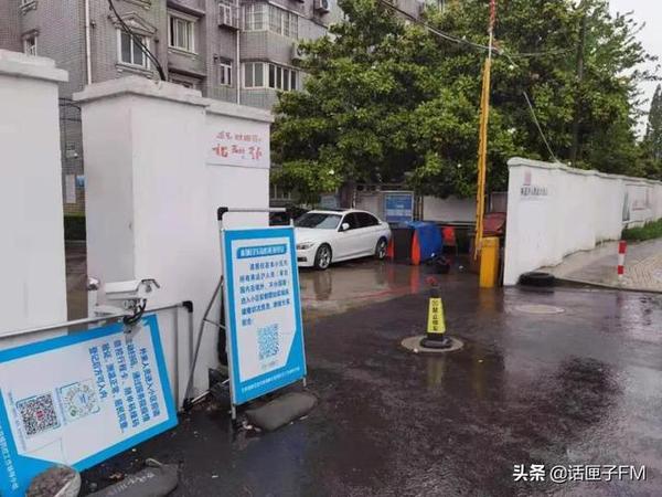 临时门卫、临时围墙……各种“临时”问题,这个商品房小区五年都没解决完?陆老师有话说