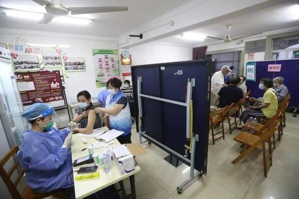 “在上海就是方便！”摆摊式打疫苗上热搜，张文宏：尽快打，否则真会吃亏！