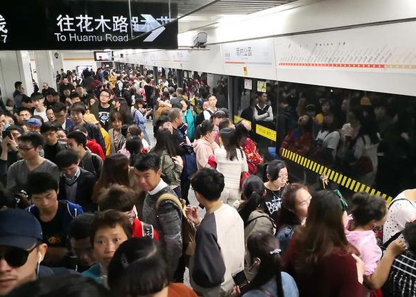 挤！挤！挤！上海地铁最挤的竟是这条线...网友表示不服！