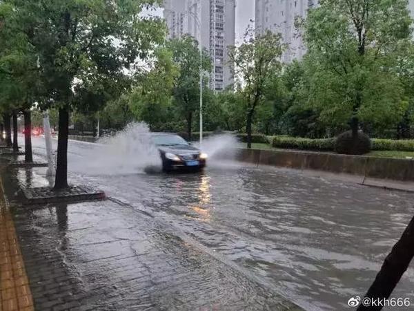 上海下的不是雨，那是瀑布呀！出门太“南”了！今天你几分湿？