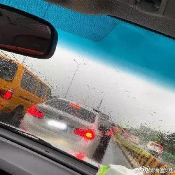 上海下的不是雨,那是瀑布呀!出门太“南”了!今天你几分湿?