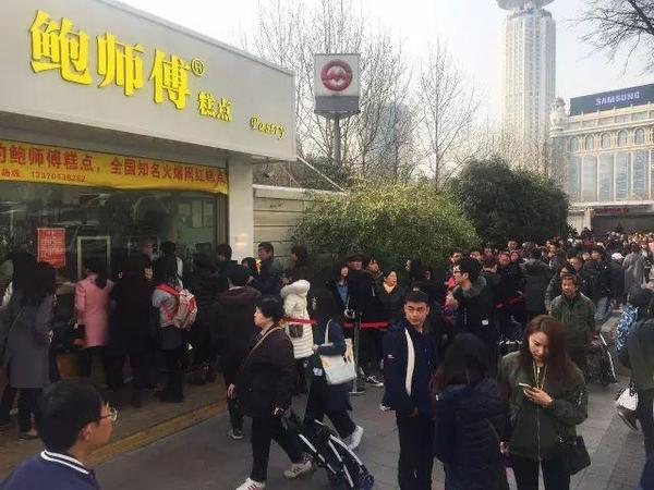 为了吃的，上海人每天真的都是用生命在排队
