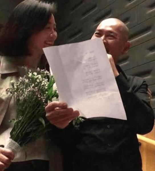 64岁林青霞离婚后首次现身，素颜出镜气质依旧