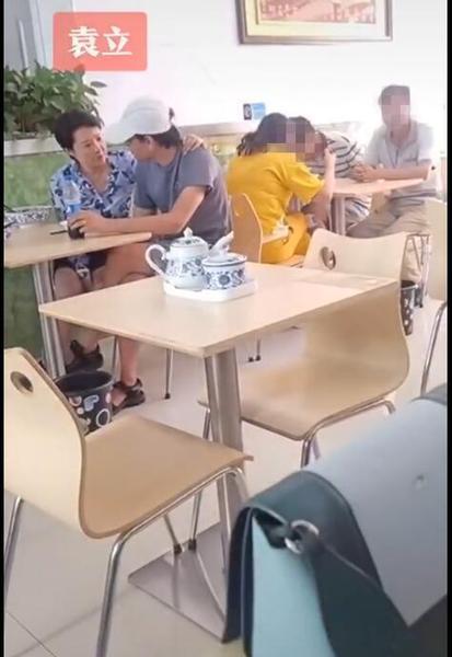 接地气!46岁袁立和老公现身平价饭店 她晒出单据捐款40万