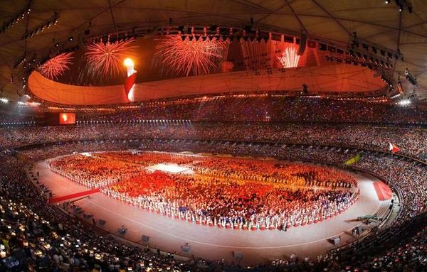 不愧是张艺谋，11年前奥运会开幕式震撼世界，今巨幅国旗再创奇迹