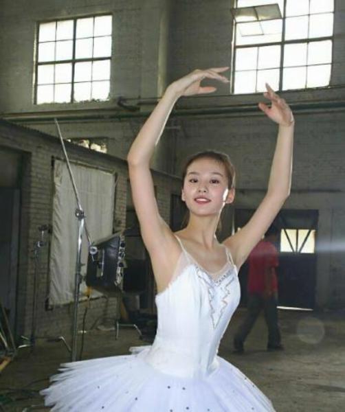 跳芭蕾舞的刘诗诗太美了！舞姿优美天鹅颈大长腿状态回升像逆生长